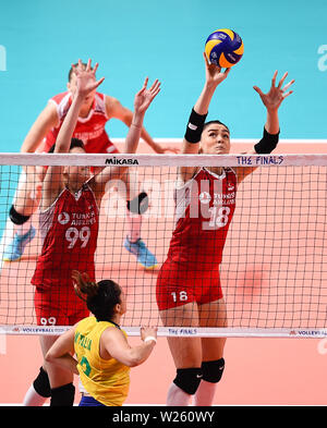 Nanjing, cinese della provincia di Jiangsu. 6 Luglio, 2019. Zehra Gunes(1R) della Turchia compete durante il match tra il Brasile e la Turchia al 2019 FIVB Pallavolo nazioni finaliste della Lega delle donne in Nanjing East cinese della provincia di Jiangsu, Luglio 6, 2019. Credito: Li Xiang/Xinhua/Alamy Live News Foto Stock