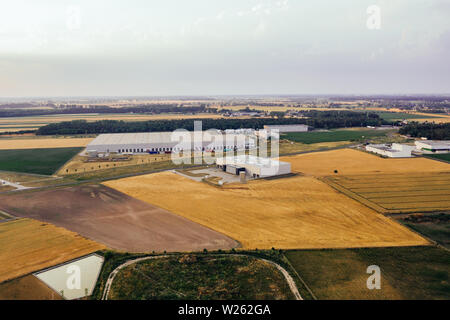 Vista aerea del centro di distribuzione, drone fotografia della logistica industriale zona. Foto Stock