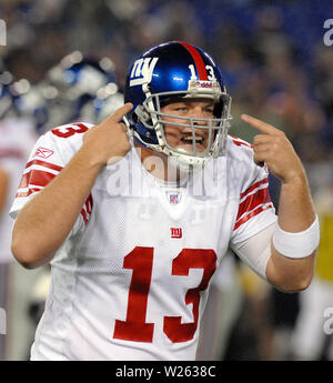 Baltimore, MD - Agosto 19, 2007 -- New York Giants quarterback Jared Lorenzen (13) si lamenta per il banco che egli non è in grado di udire i segnali nel suo casco nel primo semestre le azioni contro i Baltimore Ravens presso M&T Bank Stadium di Baltimora, Maryland, domenica 19 agosto, 2007. A metà il punteggio è giganti 7 - Corvi 6.Credit: Ron Sachs / CNP (restrizione: No New York Metro o altri giornali nel raggio di 75 miglia da New York City) | utilizzo in tutto il mondo Foto Stock