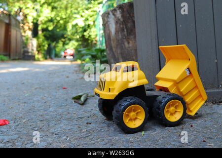 La costruzione del veicolo giocattolo carrello su asfalto vicolo in Montreal, Quebec, Canada Foto Stock