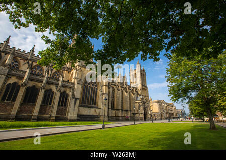 Bristol, Regno Unito - 29 Giugno 2019: una vista della magnifica Cattedrale di Bristol dal College Green nella città di Bristol in Inghilterra. Foto Stock