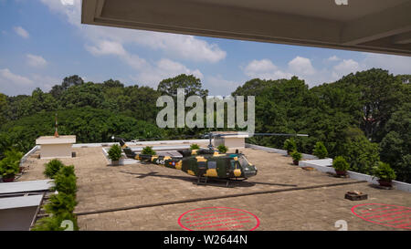 Un militare americano Bell UH 1 Huey Iroquois elicottero sul tetto del Palazzo della Riunificazione nella città di Ho Chi Minh (Saigon) Vietnam Foto Stock