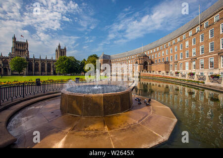 Bristol, Regno Unito - 29 Giugno 2019: una vista dell'esterno del Bristol City Hall College Green e Cattedrale di Bristol, nella storica città di Bristol in Foto Stock