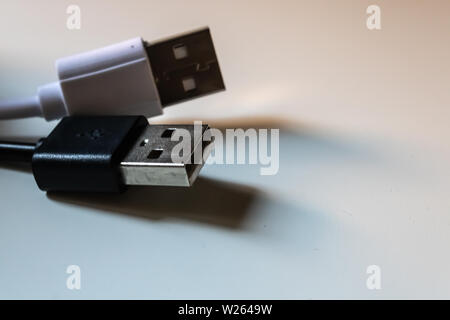 Bianco e nero connettori cavo micro-USB - Immagine Foto Stock