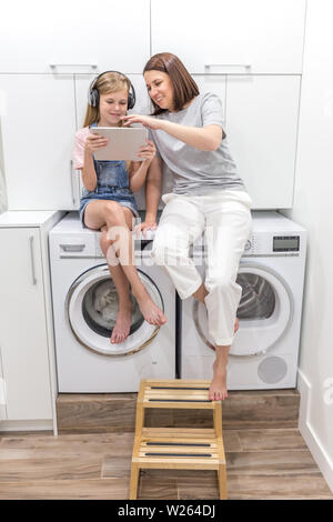 Bambini Nella Stanza Di Lavanderia Con La Lavatrice Immagine Stock -  Immagine di housework, ragazzo: 118864127