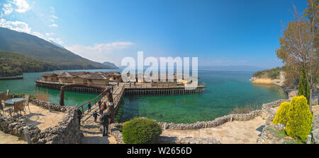 Ohrid Macedonia del nord - Aprile 2019 : vista panoramica del molo in legno che conduce alla Baia di ossa Museo su acqua, autentica ricostruzione Foto Stock