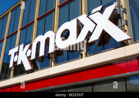 Bristol, Regno Unito - 30 Giugno 2019: Il TK Maxx company logo sopra l'entrata di uno dei loro negozi nella città di Bristol, Regno Unito. Foto Stock