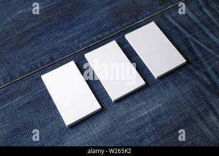 Mockup di blank business cards su sfondo denim. Il Branding mock up. Foto Stock