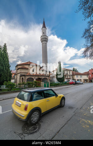 Ohrid Macedonia - Aprile 2019 : piccolo giallo auto privata e guida nella parte anteriore del minareto della moschea a Ohrid Foto Stock