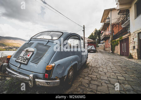 Ohrid Macedonia del nord - Aprile 2019 : mini blu beetle auto parcheggiata su una strada in ciottoli a Ohrid Città Vecchia Foto Stock