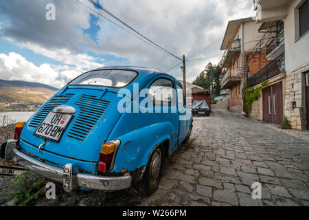 Ohrid Macedonia del nord - Aprile 2019 : mini blu beetle auto parcheggiata su una strada in ciottoli a Ohrid Città Vecchia Foto Stock