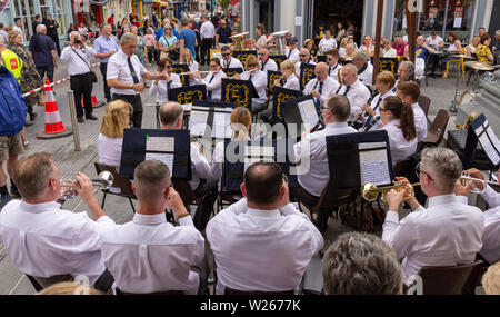 Clonakilty, West Cork, Irlanda, 6 luglio 2019, il vecchio tempo equo e campionato di banda ha avuto luogo a Clonakilty oggi. Bande provenivano da tutto il mondo e con temperature nella 20's c'era musica e balli nelle strade godendo il sole. Aphperspective credito/ Alamy Live News Foto Stock