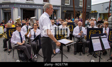 Clonakilty, West Cork, Irlanda, 6 luglio 2019, il vecchio tempo equo e campionato di banda ha avuto luogo a Clonakilty oggi. Bande provenivano da tutto il mondo e con temperature nella 20's c'era musica e balli nelle strade godendo il sole. Aphperspective credito/ Alamy Live News Foto Stock