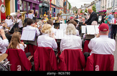 Clonakilty, West Cork, Irlanda, 6 luglio 2019, il vecchio tempo equo e campionato di banda ha avuto luogo a Clonakilty oggi. Bande provenivano da tutto il mondo e con temperature nella 20's c'era musica e balli nelle strade godendo il sole. Aphperspective credito/ Alamy Live News Foto Stock