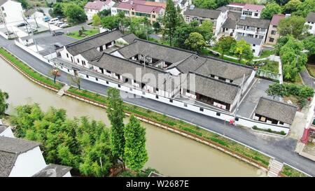 (190706) -- Shanghai, Luglio 6, 2019 (Xinhua) -- foto aerea adottate il 2 luglio 2019 mostra Fu Lei l'ex residenza in Hangtou township di Pudong, a est della Cina di Shanghai. L'ex residenza di Fu Lei, un ben noto traduttore di letteratura francese, critico d'arte, scrittore ed educatore, sarà aperta al pubblico dopo il restauro del 6 luglio. (Foto di Shen Chunchen/Xinhua) Foto Stock