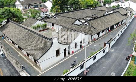 (190706) -- Shanghai, Luglio 6, 2019 (Xinhua) -- foto aerea adottate il 2 luglio 2019 mostra Fu Lei l'ex residenza in Hangtou township di Pudong, a est della Cina di Shanghai. L'ex residenza di Fu Lei, un ben noto traduttore di letteratura francese, critico d'arte, scrittore ed educatore, sarà aperta al pubblico dopo il restauro del 6 luglio. (Foto di Shen Chunchen/Xinhua) Foto Stock