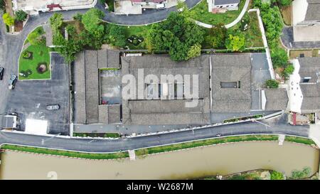 (190706) -- Shanghai, Luglio 6, 2019 (Xinhua) -- foto aerea adottate il 2 luglio 2019 mostra Fu Lei l'ex residenza in Hangtou township di Pudong, a est della Cina di Shanghai. L'ex residenza di Fu Lei, un ben noto traduttore di letteratura francese, critico d'arte, scrittore ed educatore, sarà aperta al pubblico dopo il restauro del 6 luglio. (Foto di Shen Chunchen/Xinhua) Foto Stock