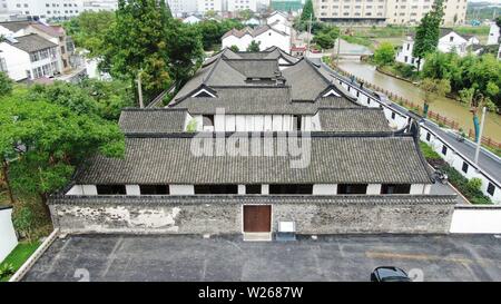 (190706) -- Shanghai, Luglio 6, 2019 (Xinhua) -- foto aerea adottate il 2 luglio 2019 mostra Fu Lei l'ex residenza in Hangtou township di Pudong, a est della Cina di Shanghai. L'ex residenza di Fu Lei, un ben noto traduttore di letteratura francese, critico d'arte, scrittore ed educatore, sarà aperta al pubblico dopo il restauro del 6 luglio. (Foto di Shen Chunchen/Xinhua) Foto Stock