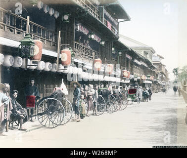 [ 1880 - Giappone Matsushima bordelli, Osaka ] - Rickshaws parcheggiata di fronte bordelli in Matsushima Yukaku (prostituzione quartiere) di Osaka. Matsushima è stato creato nel 1868 (Meiji 1), vicina Osaka estero dell insediamento di Kawaguchi. Il bordello quartiere è stato stabilito il seguente anno. Nel 1945, la zona è stata completamente distrutta da noi fire-bombardamenti. Xix secolo albume vintage fotografia. Foto Stock