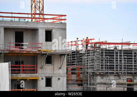 Capelli Gronsdorf, Deutschland. 06 Luglio, 2019. Industria di costruzione, di nuova costruzione appartamento in Haar-Gronsdorf vicino Muenchen, la costruzione di alloggi, multi-family house, edificio, real estate, homeownership, blocco di appartamenti, condominio.building, la costruzione di alloggi, appartamento in affitto, affitto, boom edilizio, casamento, proprietà commerciali, costruire, Costruzione, costruzione, real estate, immobiliare, costruzione, area metropolitana, sito in costruzione, ponteggi, shell. | Utilizzo di credito in tutto il mondo: dpa/Alamy Live News Foto Stock