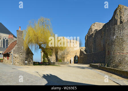 Castello di Sainte-Sauzanne, classificato in uno dei più bei villaggi, città fortificata nel dipartimento della Mayenne, Pays-de-la-regione della Loira Foto Stock