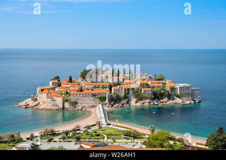 Vista di Sveti Stefan isola al tramonto, Montenegro Foto Stock