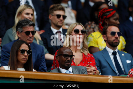 Londra, Gran Bretagna. 6 Luglio, 2019. Sir Mohamed Farah (anteriore, C), Inghilterra allenatore di calcio Gareth Southgate (seconda riga, 1R) sono visibili nel Royal Box durante le Donne Singoli Terzo turno match tra Ashleigh Barty di Australia e Harriet Dart del Regno Unito al 2019 Wimbledon Tennis Championships di Londra, Gran Bretagna, il 6 luglio 2019. Credito: Han Yan/Xinhua/Alamy Live News Foto Stock