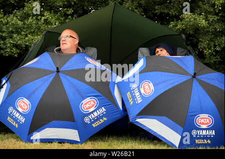 Gli spettatori durante il giorno della gara uno del British Grand Prix del Motul FIM Superbike World Championship sul circuito di Donington Park. Foto Stock