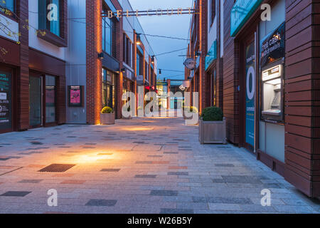 Corte Campana all'aperto shopping arcade in Straford Upon Avon illuminate dai lampioni al crepuscolo Foto Stock