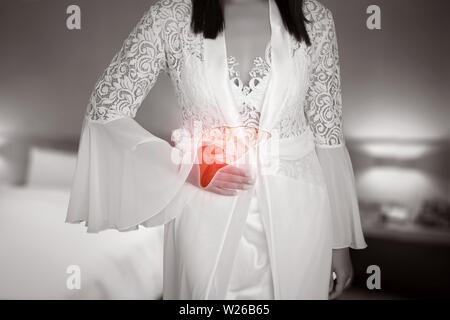La Foto di fegato sul corpo della donna contro lo sfondo grigio, epatite, concetto con la sanità e la medicina Foto Stock