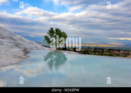 Pamukkale in Turchia occidentale presi in aprile 2019rn' presi in hdr Foto Stock