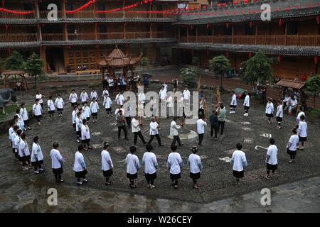 (190706) -- QIANDONGNAN, Luglio 6, 2019 (Xinhua) -- la gente di Dong gruppo etnico dance lungo con Lusheng, una zampogna di strumento a fiato, in Leli township di Rongjiang County, a sud-ovest della Cina di Guizhou, Luglio 6, 2019. La popolazione locale di Dong gruppo etnico frequentare la raccolta per contrassegnare il Festival Xiangsi. (Foto di Yang Chengli/Xinhua) Foto Stock