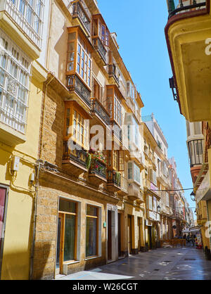 Cadiz, Spagna - 22 giugno 2019. Tipica andalusa street, San Jose street. Cadice, Andalusia, Spagna. Foto Stock