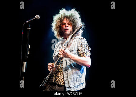 Andrew Stockdale, fondatore, il chitarrista e cantante australiano del rock band Wolfmother performing live sul palco del Gruvillage 105 festival. Foto Stock