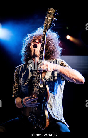 Andrew Stockdale, fondatore, il chitarrista e cantante australiano del rock band Wolfmother performing live sul palco del Gruvillage 105 festival. Foto Stock