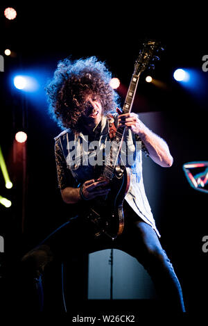 Andrew Stockdale, fondatore, il chitarrista e cantante australiano del rock band Wolfmother performing live sul palco del Gruvillage 105 festival. Foto Stock