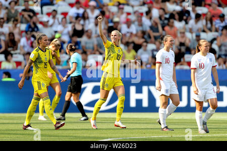 In Svezia il Sofia Jakobsson (centro) celebra il suo punteggio lato il secondo obiettivo del gioco durante il FIFA Coppa del Mondo Donne terzo posto Play-Off allo Stade de Nice, Nice. Foto Stock