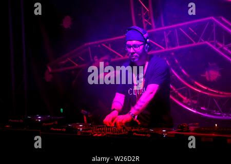 Novi Sad Serbia. 5 Luglio, 2019. Un DJ suona presso il festival di uscita a Novi Sad Serbia, 5 luglio 2019. Credito: Shi lo Zhongyu/Xinhua/Alamy Live News Foto Stock