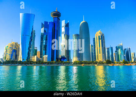 Doha, Qatar - 20 Febbraio 2019: Qatar International Exhibition Centre, Torre di Doha, Salam Tower, World Trade Centre e a Doha Bank Tower, iconico Foto Stock