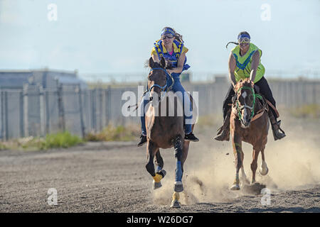 Lady Warrior gara al Blackfoot delle Prime Nazioni relè indiano (cavallo) gara disputata in Strathmore Alberta Canada Foto Stock