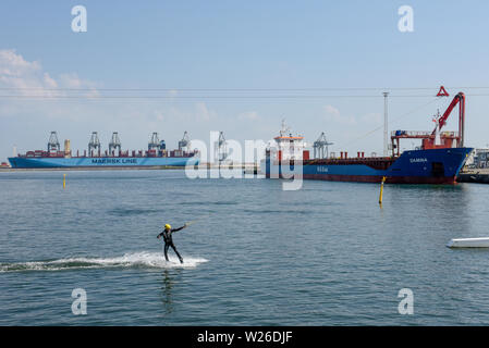 Aarhus, Danimarca - 19 Giugno 2019: uomo wakeboard sul porto di Aarhus in Danimarca Foto Stock