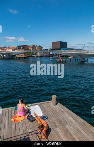 Urban a prendere il sole in Copenhagen, Danimarca Foto Stock