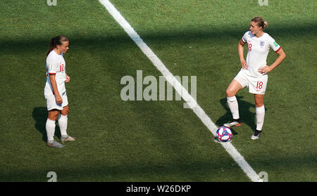 L'Inghilterra del Fran Kirby (sinistra) e di Ellen White reagire dopo la Svezia un punteggio alla loro seconda obiettivo durante il FIFA Coppa del Mondo Donne terzo posto Play-Off allo Stade de Nice, Nice. Foto Stock