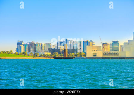 Doha, Qatar - 20 Febbraio 2019: Acciaio Obelisco, il Museo di Arte Islamica e Mia parco nella baia di Doha dalla barca dhow. Qatar capitale nel Medio Oriente, Arabo Foto Stock