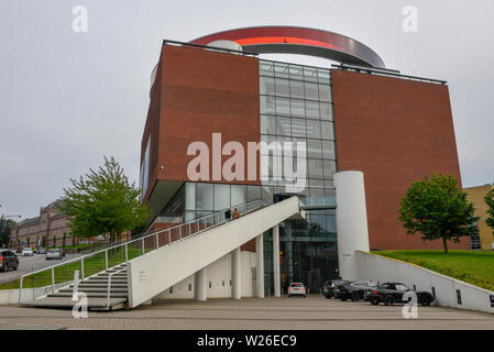 Aarhus, Danimarca - 19 Giugno 2019: le persone che entrano nel ARoS Art Museum di Aarhus in Danimarca Foto Stock