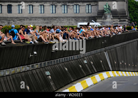 Bruxelles, Belgio. 6 luglio 2019. Spettatori assistere alla gara durante la prima fase della 106ª edizione del Tour de France corsa in bicicletta tra Bruxelles e Bruxelles. Foto Stock
