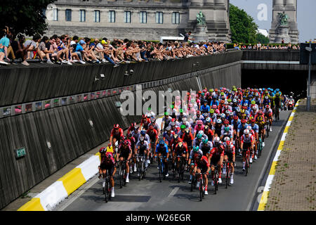 Bruxelles, Belgio. 6 luglio 2019. Il pack di piloti in azione durante la prima fase della 106ª edizione del Tour de France corsa in bicicletta tra Bruxelles e Bruxelles. Foto Stock
