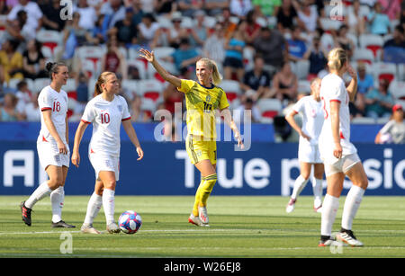 In Svezia il Sofia Jakobsson (centro) celebra il suo punteggio lato il secondo obiettivo del gioco durante il FIFA Coppa del Mondo Donne terzo posto Play-Off allo Stade de Nice, Nice. Foto Stock