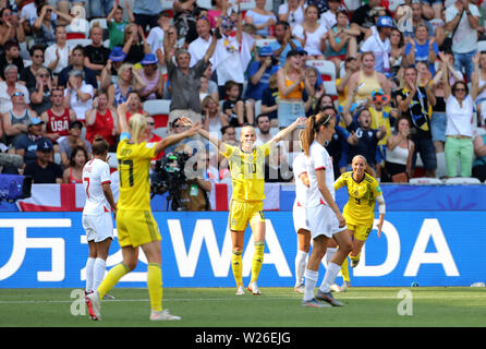 In Svezia il Sofia Jakobsson (centro) celebra il suo punteggio lato il secondo obiettivo del gioco durante il FIFA Coppa del Mondo Donne terzo posto Play-Off allo Stade de Nice, Nice. Foto Stock