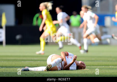 L'Inghilterra del Beth Mead giace ferito sul passo durante il FIFA Coppa del Mondo Donne terzo posto Play-Off allo Stade de Nice, Nice. Foto Stock